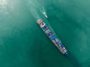 Shenzhen, Çin - 26 Haziran 2022: Çin 'in Shenzhen kentindeki Yantian uluslararası konteyner terminaline giden gemi görüntüsü