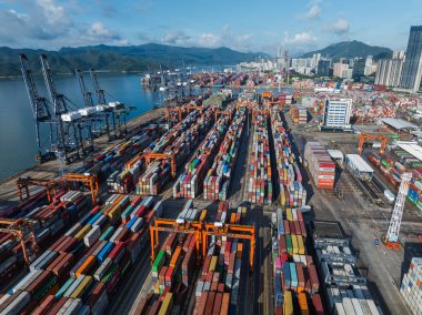 Shenzhen, Çin - 26 Haziran 2022: Çin 'in Shenzhen kentindeki Yantian uluslararası konteyner terminaline giden gemi görüntüsü