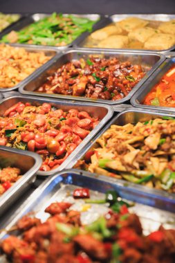 Gıda servis Çin restoranı içinde çelik tepsisi dolu