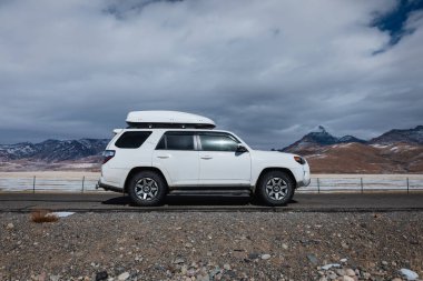 Tibet, Çin - 18 Ocak 2025: Toyota 'yı Tibet, Çin' deki yüksek irtifa dağlarında 4runner karayolundan çıkarmak