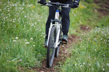 Çiçekli çayır dağlarında dağ bisikleti sürmek