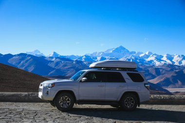 Tibet, Çin - 2 Ocak 2025, Toyota 4runner Tibet, Çin 'de yüksek irtifada dağın tepesinde
