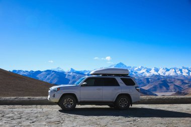Tibet, Çin - 2 Ocak 2025, Toyota 4runner Tibet, Çin 'de yüksek irtifada dağın tepesinde