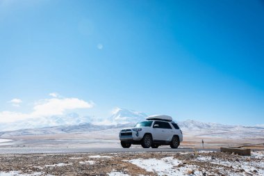 Tibet, Çin - 13 Ocak 2025, Toyota 4runner Tibet, Çin 'de yüksek irtifada koşuyor.