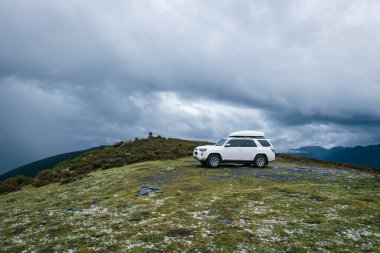 Sichuan, Çin - Haziran 21, 2023, Toyota 4runner yüksek irtifada koşuyor, Sichuan, Çin