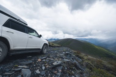 Yüksek rakımlı dağın tepesinde off-road araba sürüyorum.