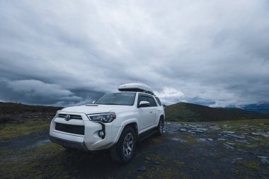 Sichuan, Çin - 21 Haziran 2023, Toyota 'yı yüksek irtifa dağlarında 4runner otomobilinin dışına sürüyorum.