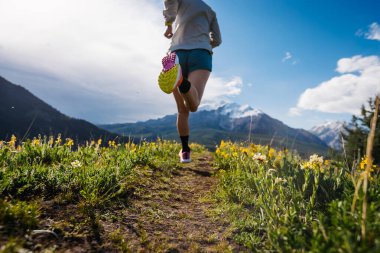 Yüksek rakımlı çayırlarda koşan bir patika koşucusu