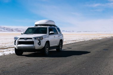 Tibet, Çin - 13 Ocak 2025, Toyota 4runner Tibet, Çin 'de yüksek irtifada koşuyor.