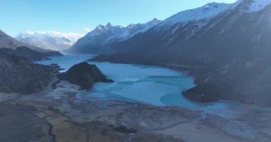 Güzel ormanların ve kışın karla kaplı dağların hava görüntüleri.