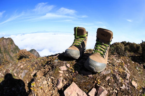 Wandelen laarzen op peak — Stockfoto