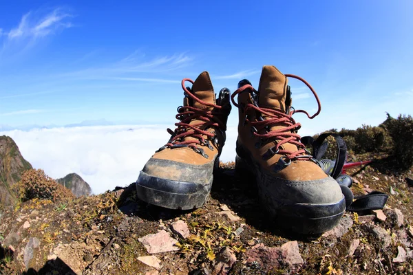 Wandelen laarzen op peak — Stockfoto