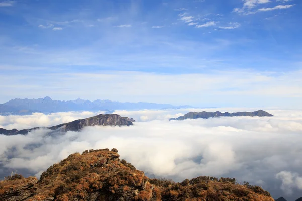 圧延雲と山の風景 — ストック写真