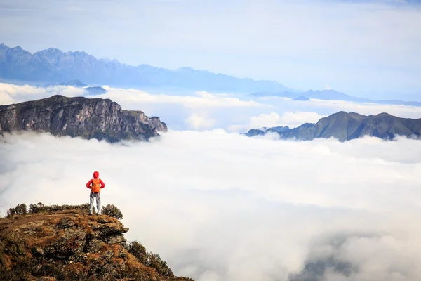 Mulher caminhante no pico da montanha — Fotografia de Stock