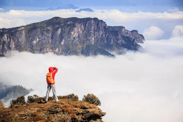 Wanderin fotografiert am Berg — Stockfoto