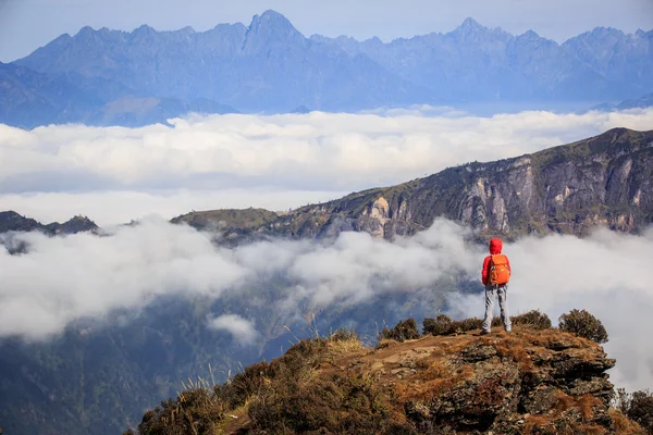 Wanderin auf Berggipfel — Stockfoto
