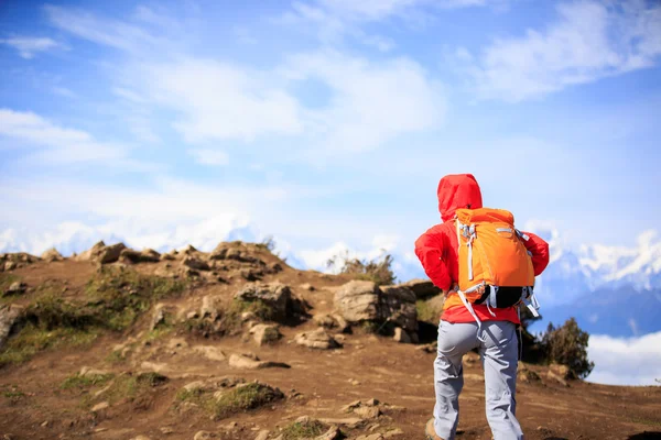 Mulher caminhante no pico da montanha — Fotografia de Stock