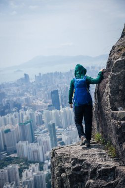 Hong Kong 'daki dağ yamacına tırmanmak.