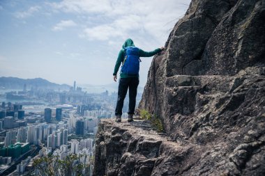 Hong Kong 'daki dağ yamacına tırmanmak.