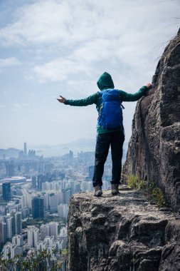 Hong Kong 'daki dağ yamacına tırmanmak.