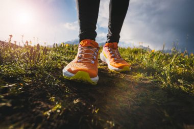 Yüksek rakımlı çayırlarda koşan bir patika koşucusu