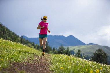 Yüksek rakımlı çayır dağlarında koşan bir patika koşucusu