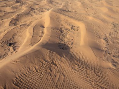 Kum tepeciklerinin hareketliliğinin ve yer değiştirmesinin havadan görünüşü ve çöldeki kum akınının.