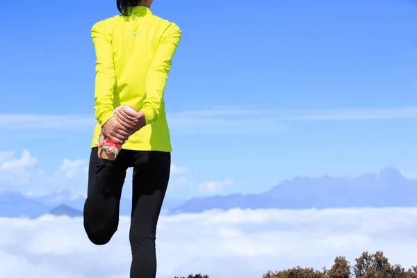 Fitness kvinna löpare stretching — Stockfoto