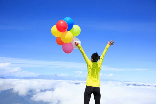 Jubelnde junge Frau bunte Luftballons — Stockfoto