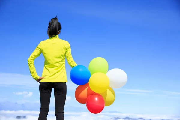 Jubelnde junge Frau bunte Luftballons — Stockfoto