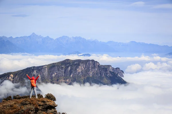 Wanderin auf Berggipfel — Stockfoto