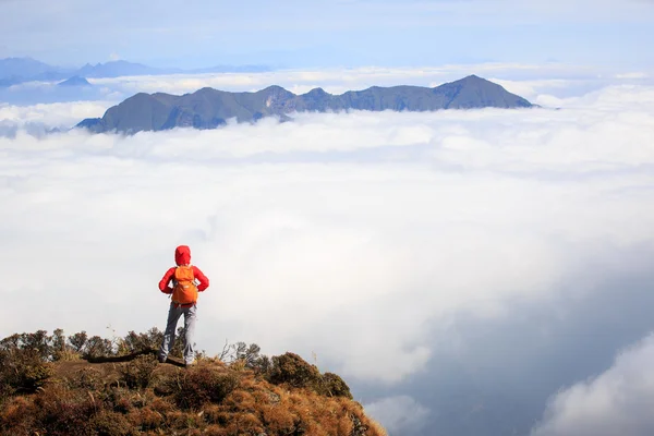 Mujer excursionista en pico de montaña — Foto de Stock