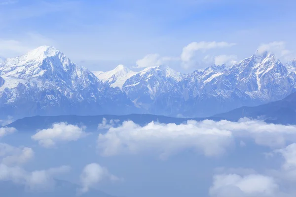 Nuvens e montanhas de neve paisagem — Fotografia de Stock