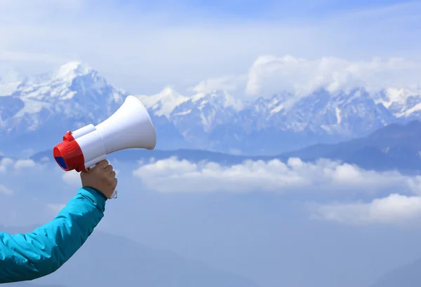 Mujer gritando con altavoz — Foto de Stock