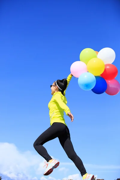 Ung kvinne med fargerike ballonger – stockfoto