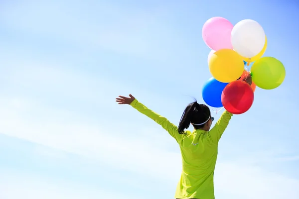 カラフルな風船を持つ若い女 — ストック写真