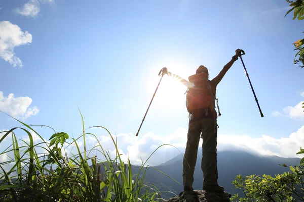 Kvinnan hiker på bergstopp — Stockfoto