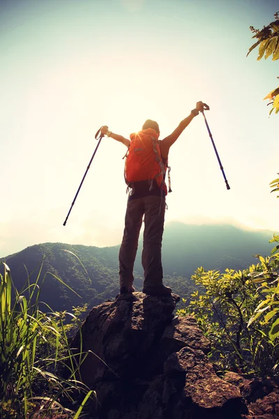 Kvinnan hiker på bergstopp — Stockfoto