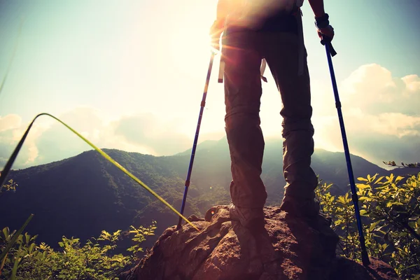 Kvinnan hiker på bergstopp — Stockfoto