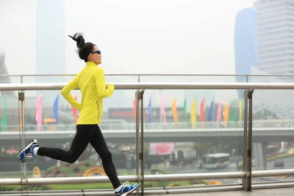 Frau läuft bei Shanghai City — Stockfoto