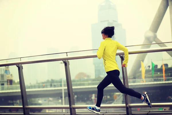 女性在运行上海市 — 图库照片