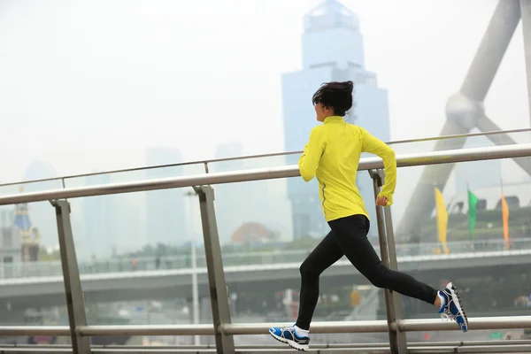 Hembra corriendo en shanghai city — Foto de Stock