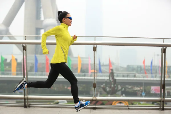 Női futás-on shanghai city — Stock Fotó