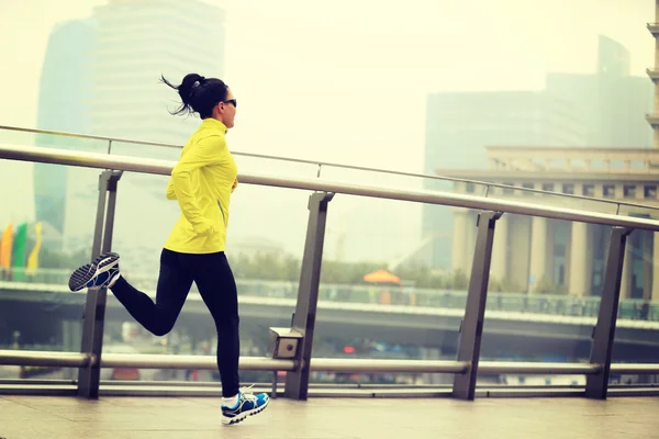 Fitnesstrainerin läuft in der Stadt — Stockfoto