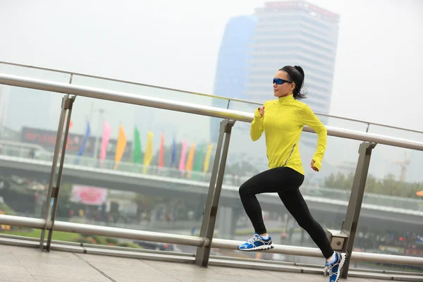 Fitness woman running at city — Stock Photo, Image