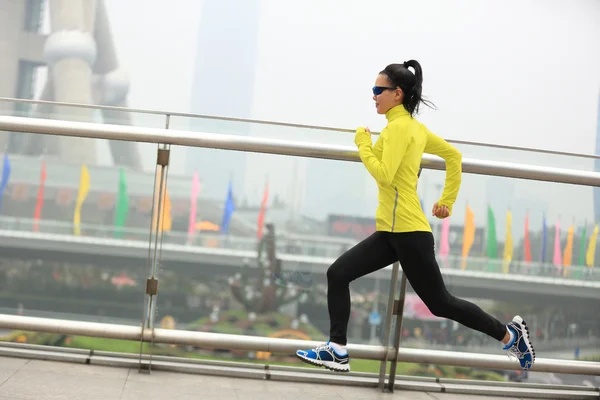 Fitness woman running at city — Stock Photo, Image