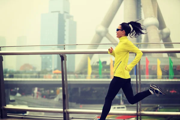 Fitness vrouw uitgevoerd in city — Stockfoto