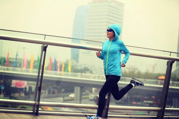 Fitness mujer corriendo en la ciudad —  Fotos de Stock