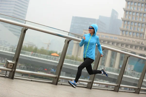 Fitness woman running at city — Stock Photo, Image