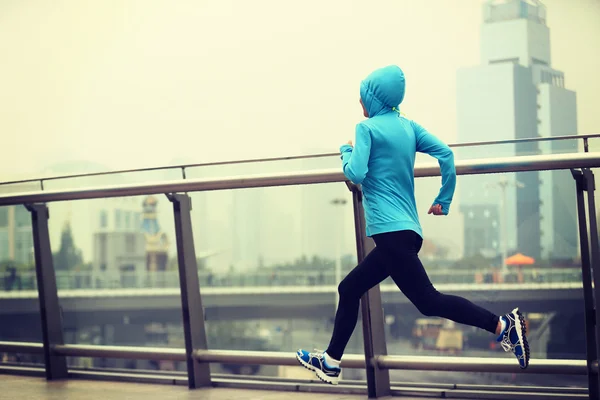 Femeia de fitness alergând în oraș — Fotografie, imagine de stoc